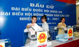 Cử tri đi bỏ phiếu bầu đại biểu Quốc hội khóa XIV và đại biểu HĐND các cấp nhiệm kỳ 2016-2021Ảnh: Như ý