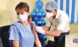 Minh tinh Mimi Chakraborty bị tiêm vaccine giả 