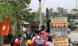 Đồ ăn, đồ chơi không rõ nguồn gốc trước cổng trường: Không an toàn vẫn cho trẻ dùng 