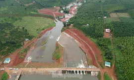 Mưa dồn dập, hồ đập trở thành 'bom nước'