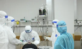 Bác sĩ đang nỗ lực hỗ trợ bệnh nhân COVID-19 nặng 