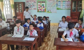 Được cấp máy tính bảng, nhiều học sinh dùng xem phim