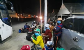 Người dân Quảng Ngãi từ các tỉnh phía Nam trở về đến chốt kiểm soát đèo Bình Đê Ảnh: Nguyễn Ngọc 