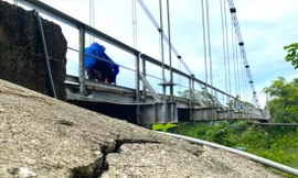 Nín thở qua cầu treo 'già yếu' mùa mưa bão 