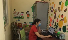 Giáo viên Trường THPT Thuận Thành, Bắc Ninh đang giảng bài trực tuyến trong khu cách ly Ảnh: Bích Hạnh 