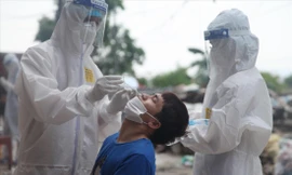 Sinh viên Trường Đại học Y dược Hải Phòng lấy mẫu xét nghiệm cho công nhân, người dân thôn My Điền 3 dưới trời nắng nóng gay gắt. 