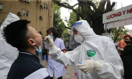 Lấy mẫu xét nghiệm COVID-19