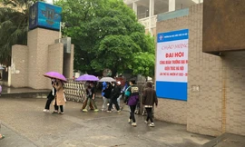 Vì sao sinh viên vẫn phải học trực tuyến?