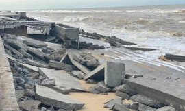 Kè Nhật Lệ lần thứ 2 bị sóng đánh tan tành 