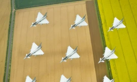 Đội máy bay Typhoon trình diễn trên bầu trời Lincolnshire chào mừng Đại lễ Kim cương của Nữ hoàng Anh