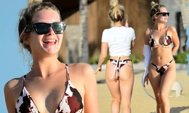 Lottie Moss nảy nở nóng bỏng với áo tắm