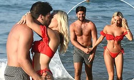 Sao truyền hình 9x Anh quốc nóng bỏng, tình tứ bạn trai ở biển