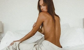 Nàng mẫu Úc ở nhà táo bạo chụp ngực trần 