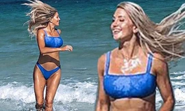 Sao truyền hình Úc quyến rũ 'mát mắt' ở biển