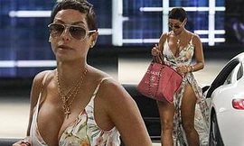 Cựu siêu mẫu Nicole Murphy khoe vòng một 'ngoại cỡ' trên phố ở tuổi 52