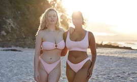 Simone Holtznagel nảy nở 'bốc lửa' với áo tắm