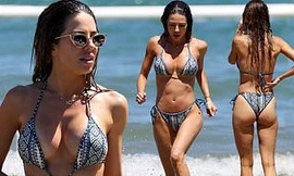 Mê mẩn ngắm sao truyền hình Úc KC Osborne đẹp như mộng ở biển