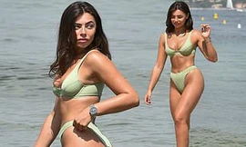 Francesca Allen gợi cảm 'bốc lửa' ở biển không thể rời mắt