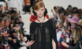Dàn mẫu khoe trọn ngực trần catwalk trong show Valentino