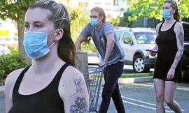 Cô và bạn trai nhạc sĩ Corey Harper (22 tuổi) cùng đeo khẩu trang đi mua sắm vào hôm 14/4. Cặp đôi bắt đầu hẹn hò từ năm 2018.