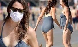 Jennifer Garner diện áo tắm thả dáng cực sexy ở tuổi U50