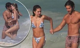 Nàng mẫu Delilah Belle Hamlin đi nghỉ với bạn trai và liên tục bị săn ảnh