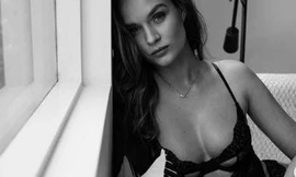 'Thiên thần nội y' Josephine Skriver gợi cảm với nội y ren khi ở nhà tránh dịch