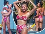 Siêu mẫu 'bốc lửa' Chrissy Teigen phô dáng đẫy đà sau đợt nghỉ dài vì đại dịch