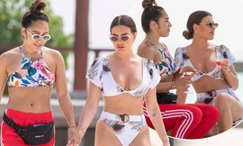 Cựu vũ nữ thoát y mặc bikini đẹp mê hồn bên tình đồng giới