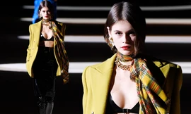 Con gái siêu mẫu huyền thoại Cindy Crawford mặc bra bé xíu phô ngực đầy quyến rũ