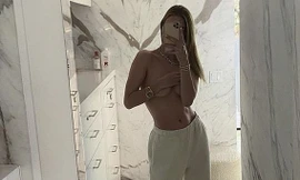 Bạn gái 'Người vận chuyển' tung ảnh bán nude nhận 'bão' tim