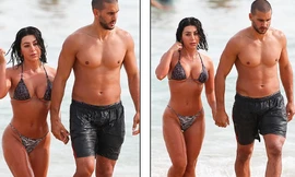 Sao truyền hình Úc áo tắm bé xíu lộ chân ngực, tình tứ bên bạn trai