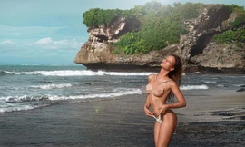 Mê mải ngắm loạt ảnh ngực trần táo bạo giữa biển của người đẹp Nga