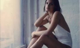 Nàng mẫu 9x chụp khoả thân 'bỏng rẫy' dưới ống kính của chồng khi ở nhà tránh dịch