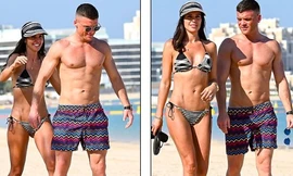 Cựu hoa hậu Anh mặc bikini nóng bỏng, tình tứ bên chồng ở biển