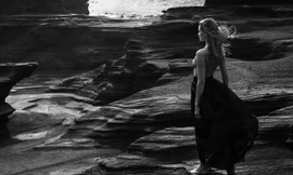 Mỹ nhân Edita Vilkeviciute chụp ngực trần nóng 'bỏng rẫy'