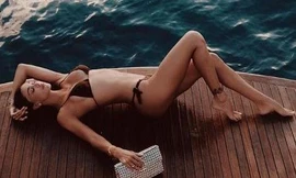 'Hoa hậu sát cầu thủ' thả dáng nóng bỏng, đẹp như tạc tượng 