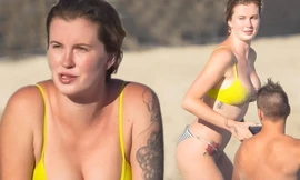 Ireland Baldwin mặc áo tắm bé xíu, 'bốc lửa' nổi bật ở biển