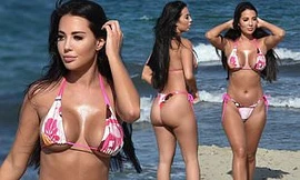 Sao truyền hình 9x Yazmin Oukhellou phô ba vòng 'bốc lửa' với bikini