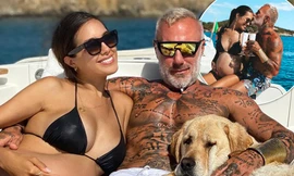 Triệu phú Ý tình tứ ngọt ngào bên bạn gái kém 27 tuổi đang mang bầu ở biển