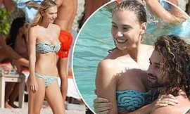 Mỹ nhân sở hữu đường cong 'siêu thực' nóng bỏng, ôm chặt trai lạ ở biển