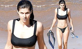 Minh tinh nóng bỏng Alexandra Daddario 'đốt mắt' người nhìn ở biển