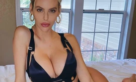 Người mẫu 9x chăm chỉ đăng ảnh 'nóng' khi ở nhà tránh dịch