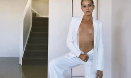 Sao truyền hình 9x tung ảnh lộ ngực trần táo bạo 