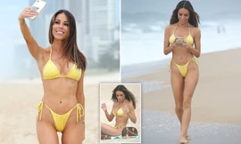 Sao truyền hình Úc khoe dáng sexy với áo tắm 2 mảnh nhỏ xíu