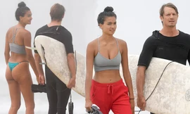 Siêu mẫu Kelly Gale thả dáng đẹp như tạc tượng với bikini nhỏ xíu