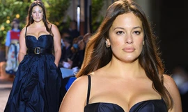 Siêu mẫu ngoại cỡ Ashley Graham mặc váy tôn ngực đầy sải bước catwalk