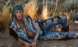 Mỹ nhân Hà Lan 'thả rông' táo bạo, hút ánh nhìn với phong cách hippie 