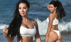 Sao truyền hình Anh quốc thả dáng 'bốc lửa' trên biển