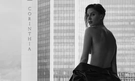 Sau chia tay Brad Pitt, tình cũ kém 30 tuổi 'thả rông' táo bạo trên tạp chí